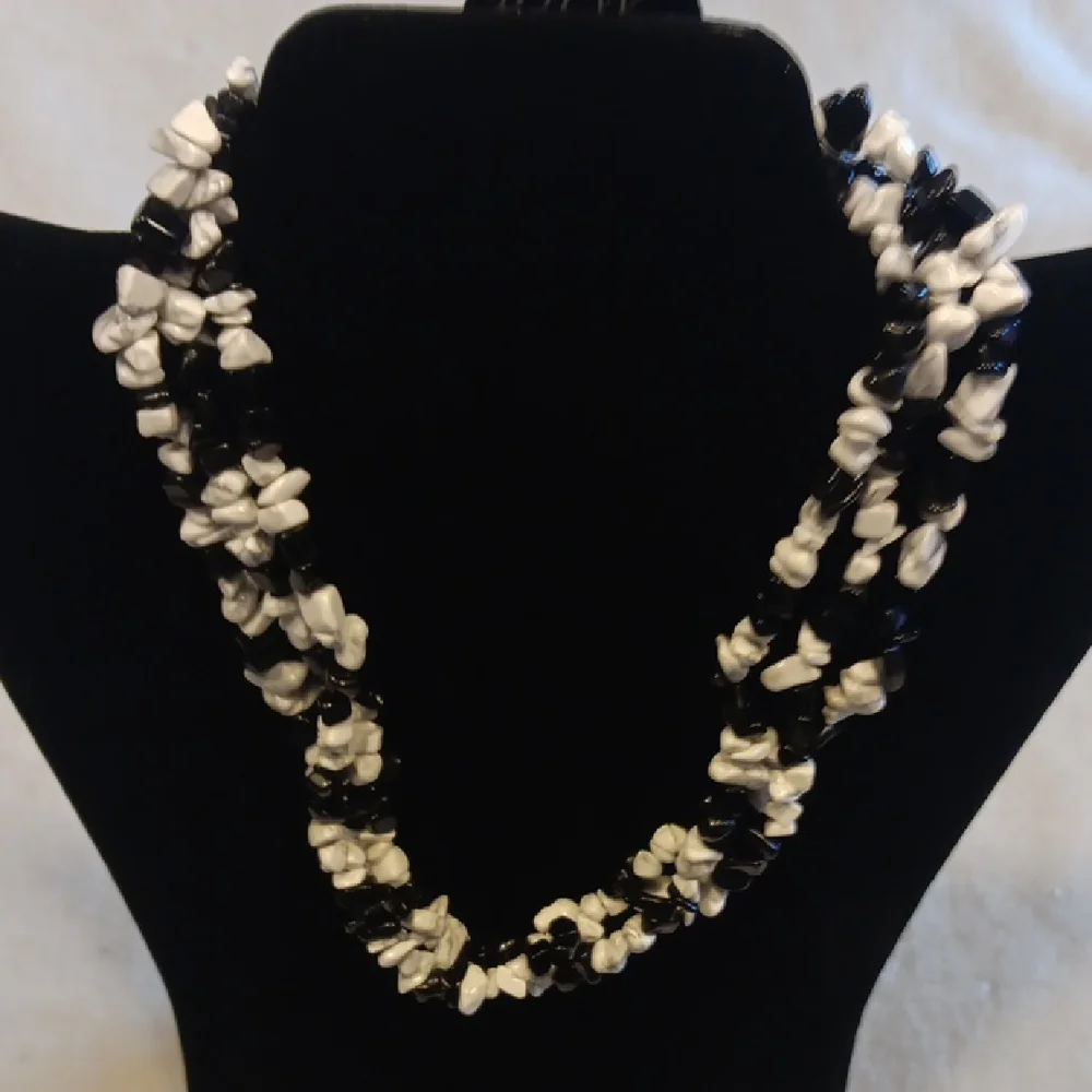 NWT. Beautiful Black and White Multi-strand Beaded Necklace - Picture 2 of 5